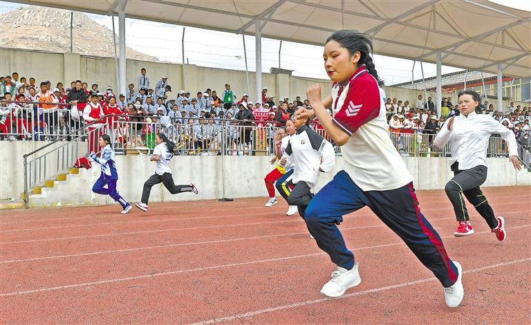 拉萨江苏中学学生参加100米短跑比赛。本报记者 旦增兰泽 摄