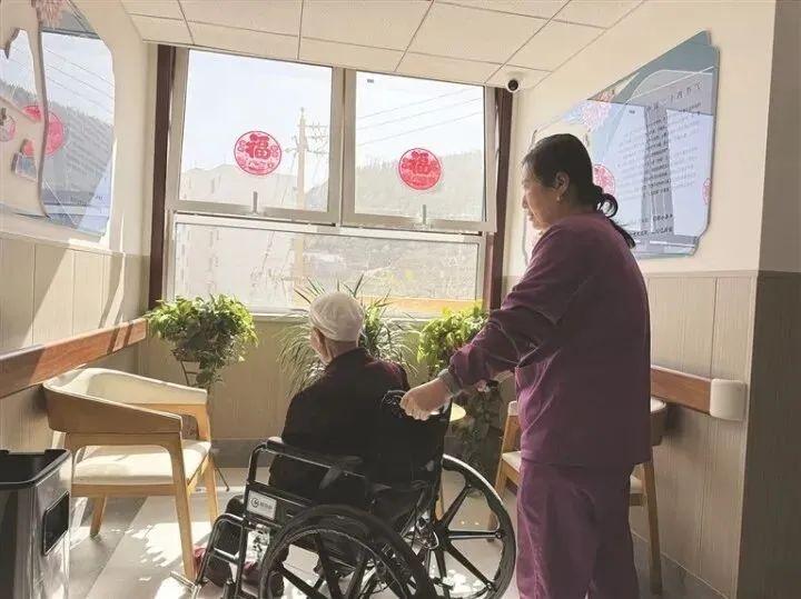 在中阳县城区幸福养老中心，吕梁山护工正在悉心照料老人。