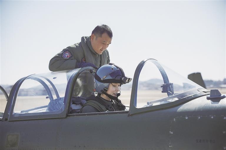 海军航空大学飞行教官带教海军首批舰载机女飞行学员（3月6日摄）。 新华社记者 陈超 摄