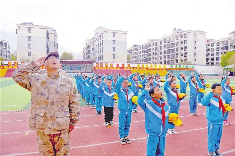 大队官兵和学生向国旗庄严敬礼。青林 胡强 摄