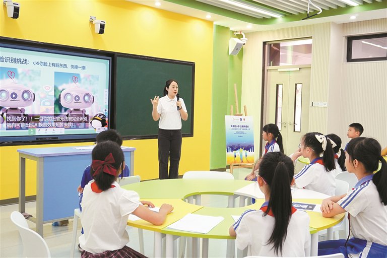 老师向学生普及AI技术的基础知识。 深圳晚报记者 刘媛媛 摄