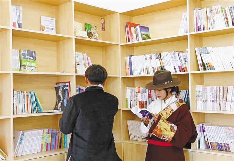 图为米林市羌纳乡西嘎村村民在农家书屋内阅读书籍。 本报记者 张猛 摄