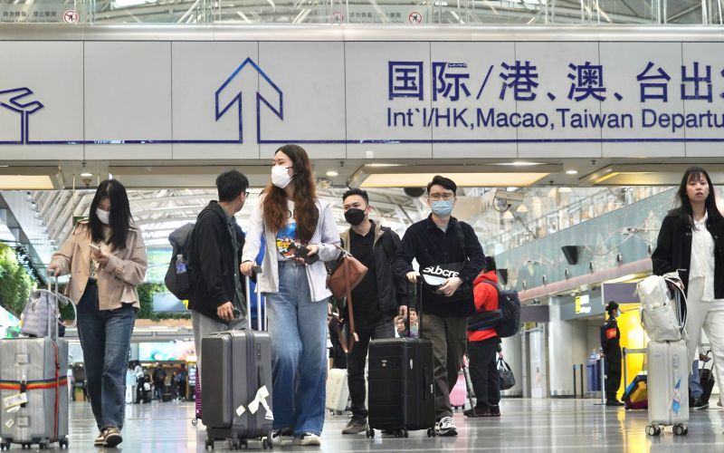 五一假期前夕，旅客开启出境游之旅。新京报记者 陶冉 摄
