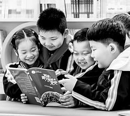     3月19日，呼和浩特市玉泉区南柴火市街小学学生在“思政微课堂”读书会上阅读《写给青少年的党史》。丁根厚摄/光明图片