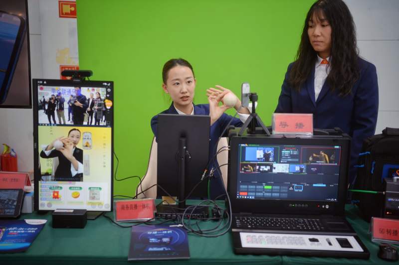 4月29日，中国乐谷·村播学院总部基地，一位主播展示直播产品。新京报记者 薛珺 摄