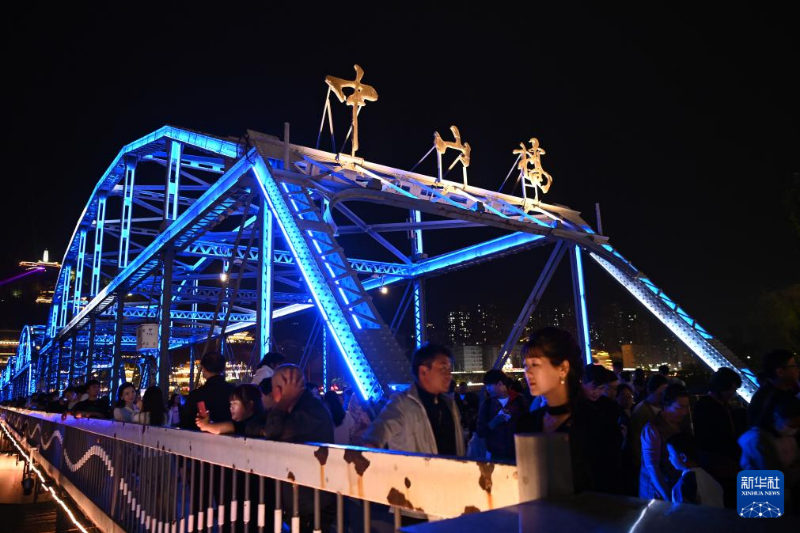 4月26日，游客在位于兰州市城关区的兰州黄河铁桥中山桥参观游览。新华社记者 范培珅 摄