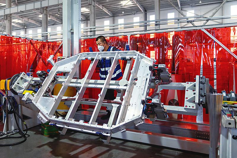 安徽驰宇新材料科技有限公司车间，工人在生产电动汽车动力锂电池壳体。阮雪枫/摄