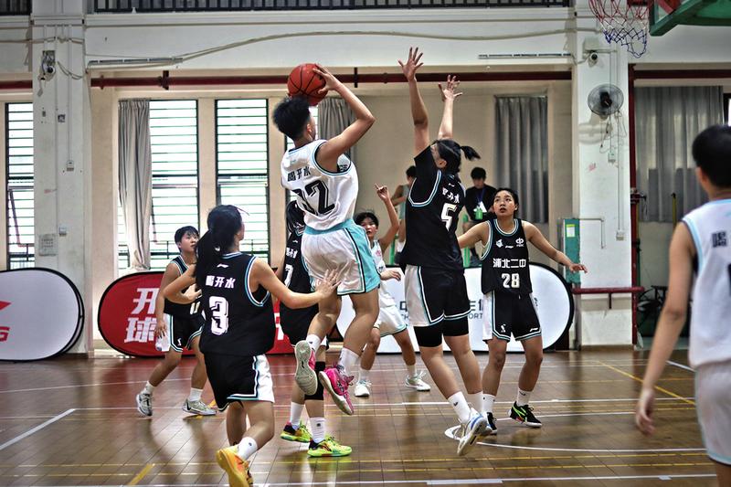 南宁十七中初中女篮蝉联冠军