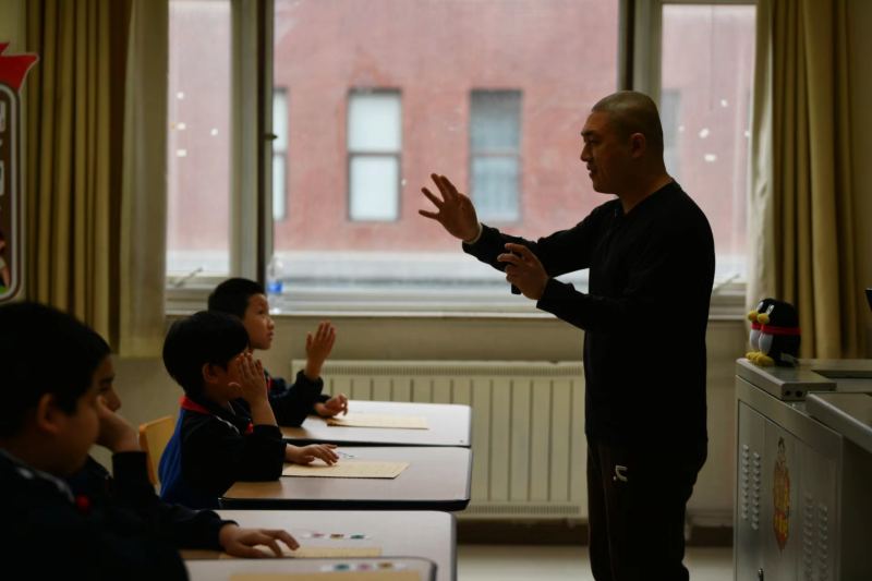 盲人老师在给盲童学生讲述“人工智能是如何学习的”。新京报记者 浦峰 摄