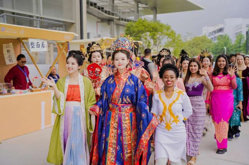 温州医科大学国际文化月启幕，中国学生和留学生合作带来了中外时装礼仪秀。温州医科大学供图