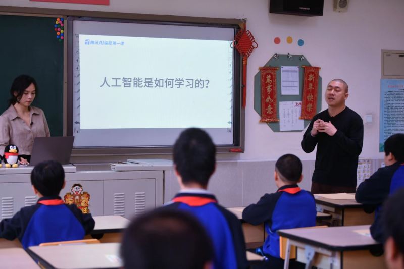 4月29日，北京市盲人学校举行“AI编程第一课”（无障碍版）全国首次公开课活动。新京报记者 浦峰 摄