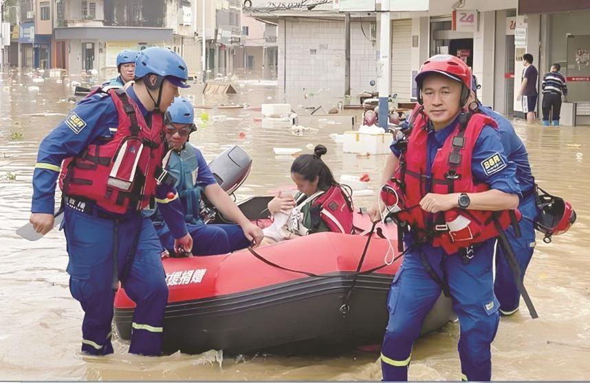 广东蓝天救援队队员将被困的妈妈和年幼的孩子转移到安全地带。 （受访者供图）