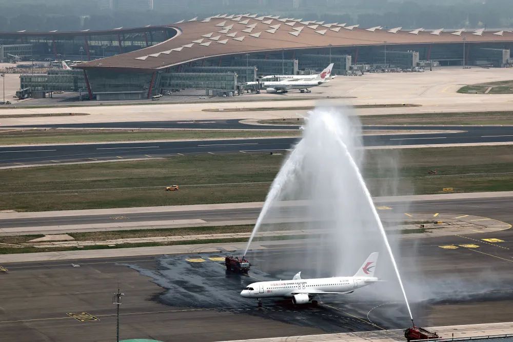 2023年5月28日，北京首都国际机场以水门礼迎接C919首个商业航班东航MU9191。