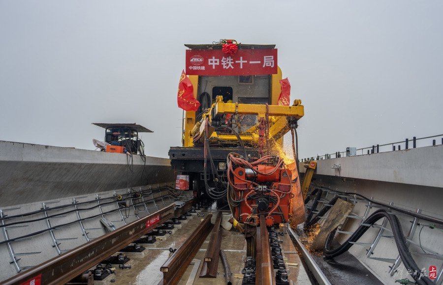 最后一根轨道完成焊接,地铁17号线西延伸实现全线"长轨通"
