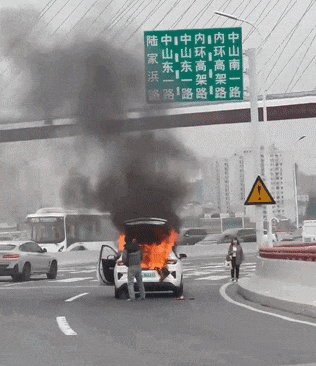 上海一新能源车起火烧成空壳