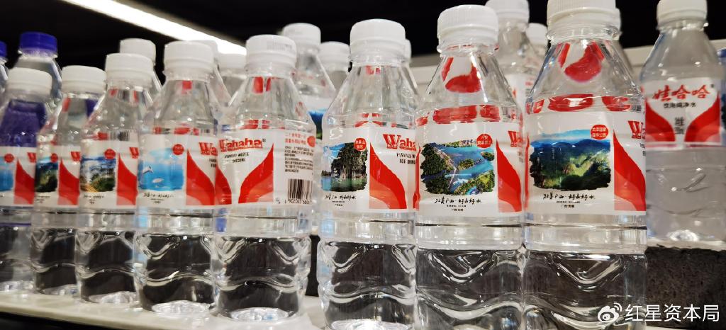 ▲2024年3月5日，娃哈哈纯净水瓶包装上印着广西各地美景，宣传“壮美广西，好山好水”。图据视觉中国