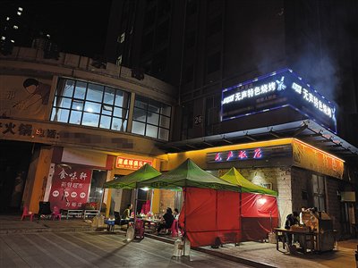 云南省玉溪市，营业中的“无声饭店”。 刘浩 摄