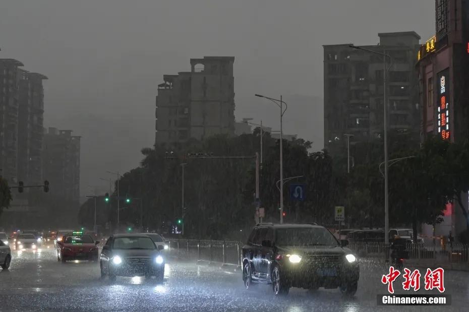 资料图:广东省广州市受强雷雨云团影响,出现强雷雨天气,图为车辆开启