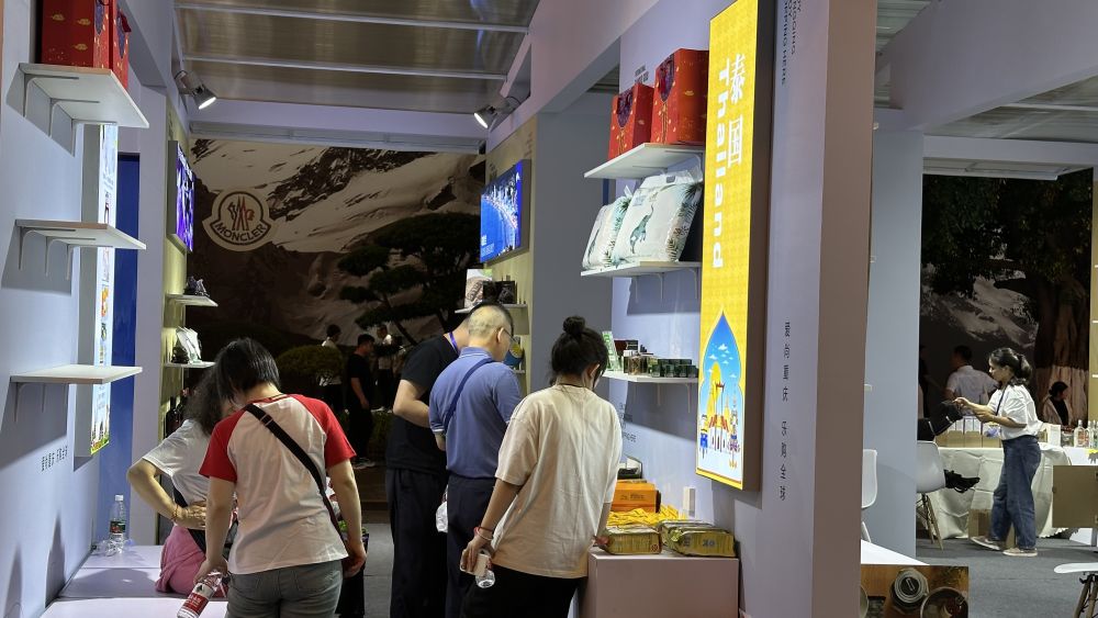 重庆解放碑商圈的“国际优品展”展台上，几位游客正在挑选泰国产品。新华社记者李晓婷 摄
