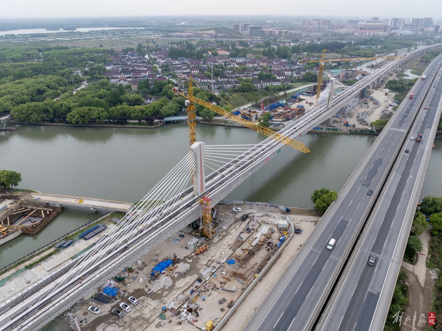 最后一根轨道完成焊接,地铁17号线西延伸实现全线"长轨通"