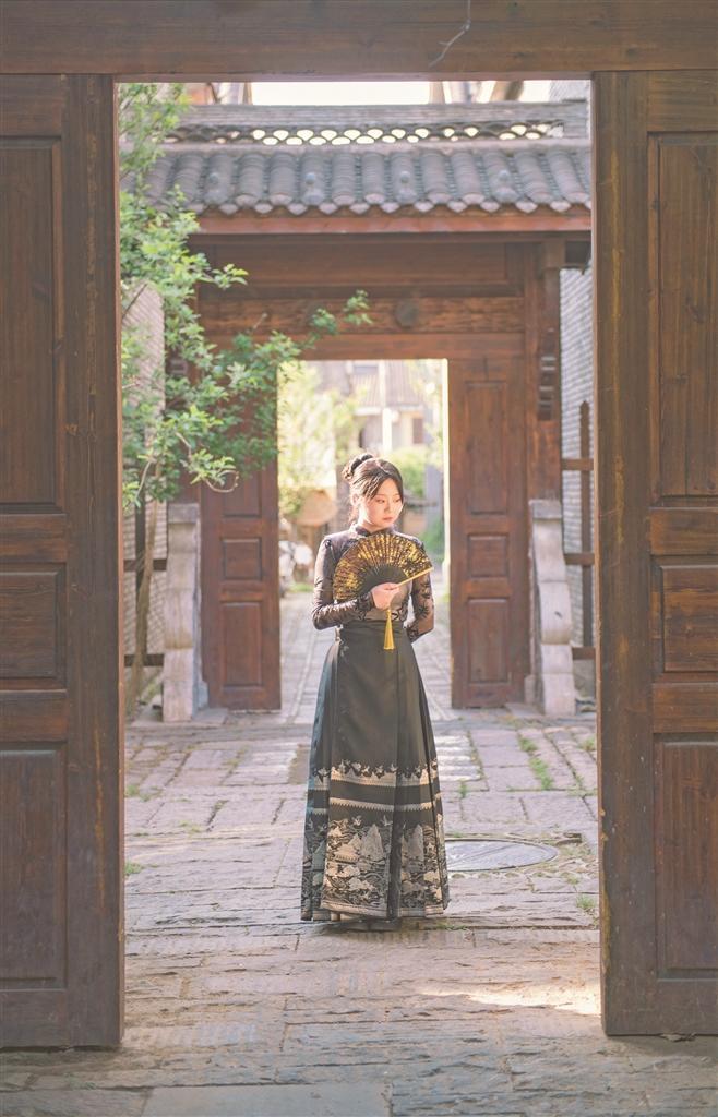 游客穿着新中式服装“打卡”水城古镇。 贵州日报天眼新闻记者 尚宇杰 摄