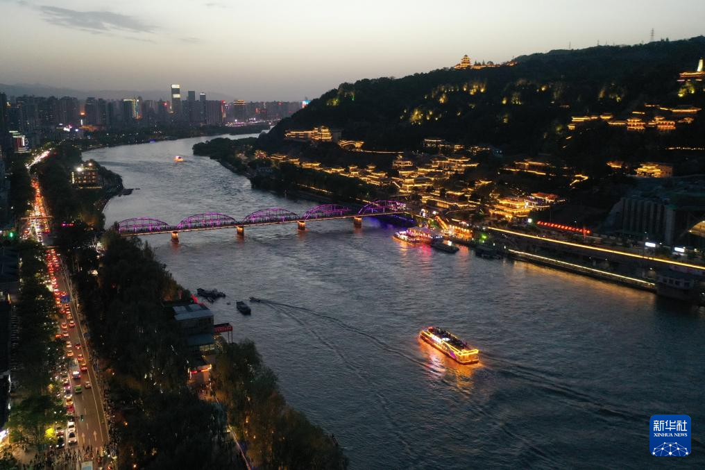 这是4月27日在兰州市城关区拍摄的黄河兰州段傍晚景象(无人机照片).