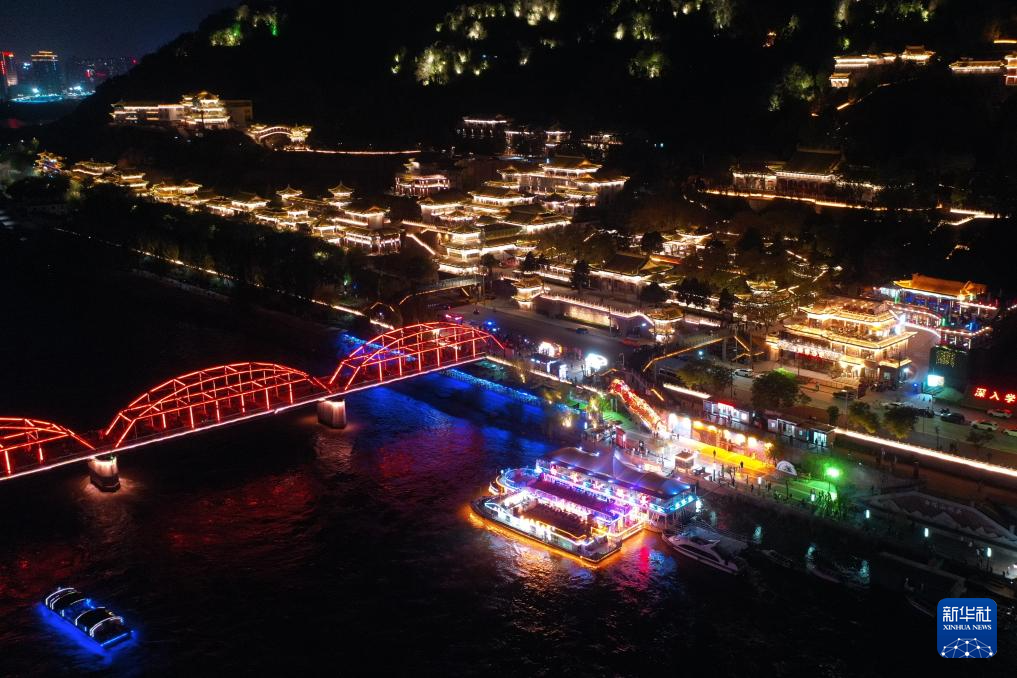 兰州市城关区拍摄的兰州黄河铁桥中山桥及白塔山公园夜景(无人机照片)