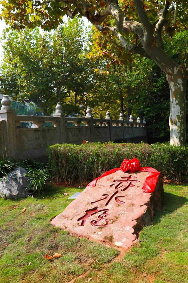 图书馆前广场时间:6月1日-纪念大夏大学建校100周年主题升旗仪式地点