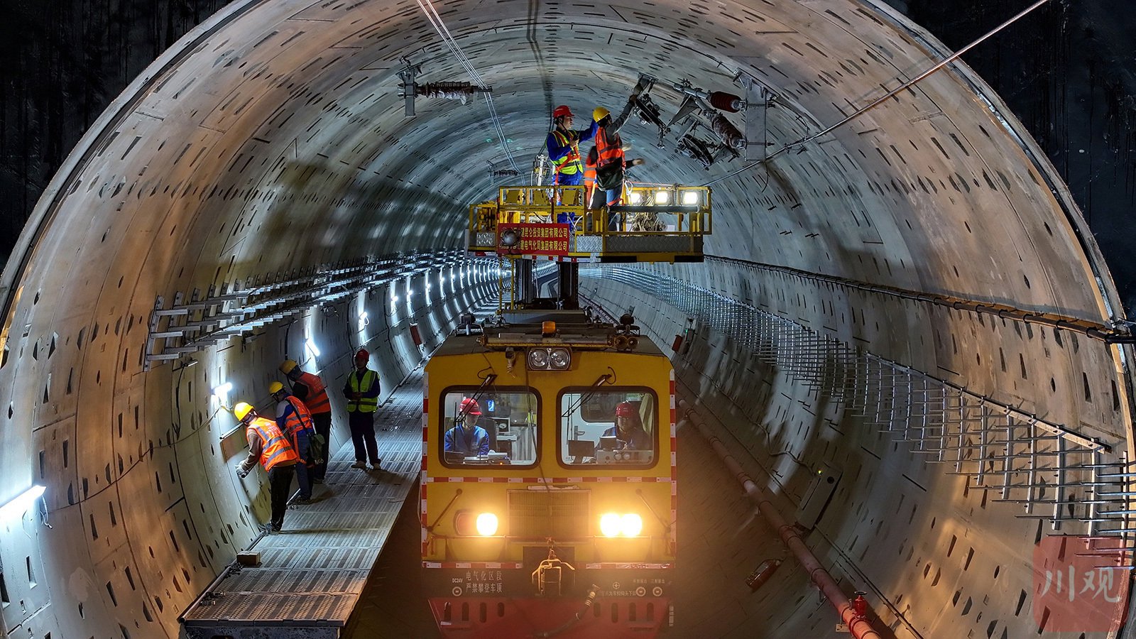 工人在地下20米隧道深处开展接触网放线工作。