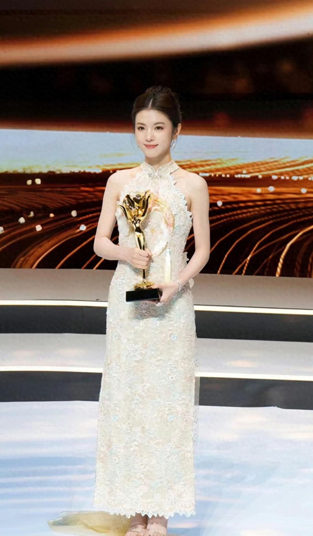 4月29日,在顾锡东诞辰100周年主题晚会后台,李云霄接受了红星新闻记者
