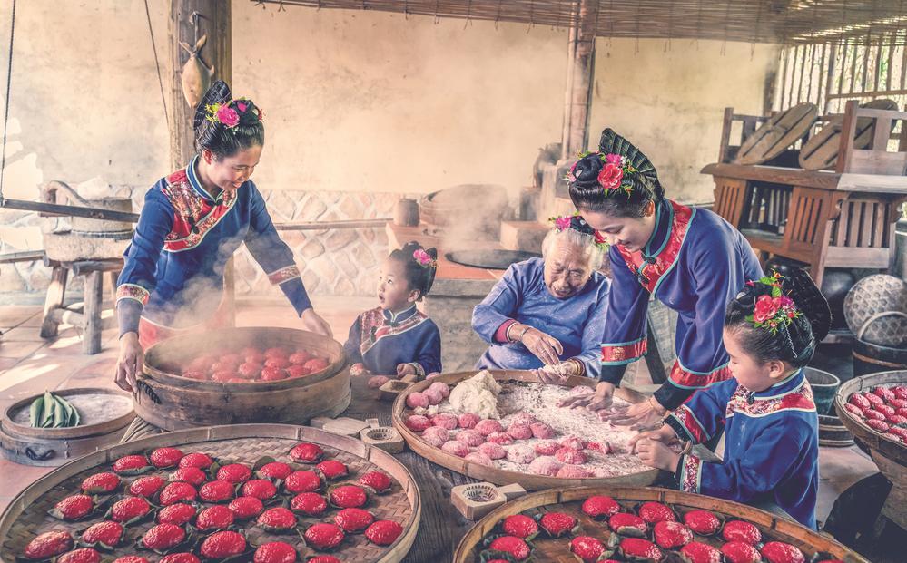 身着“妈祖服”的湄洲女正在制作红团。 李翔 摄