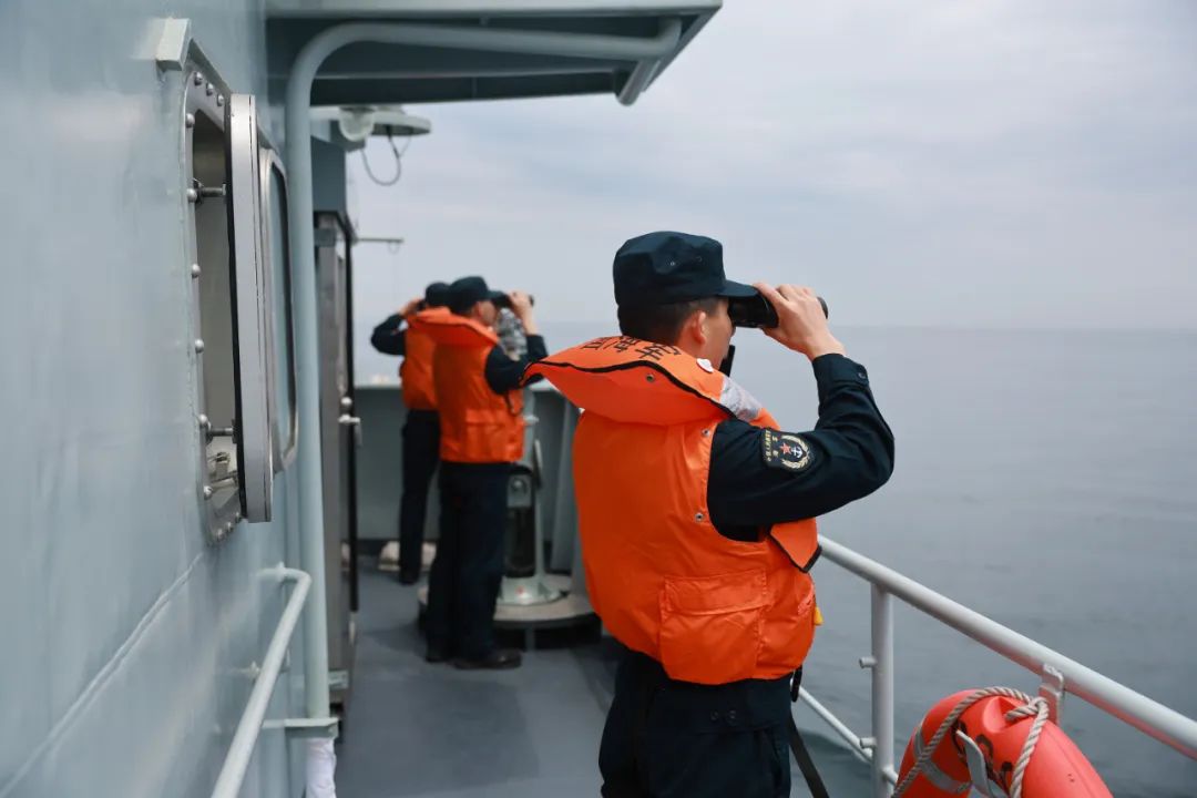 东部战区海军某大队开展实战化训练。图为普陀山舰官兵进行水上搜救训练。