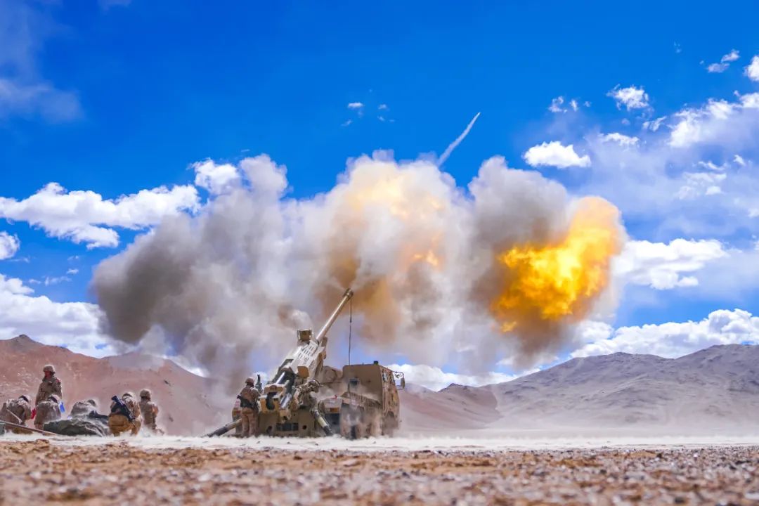 新疆军区某团火力分队开展实弹射击演练。图为火炮对“敌”远距离目标进行极限射击。