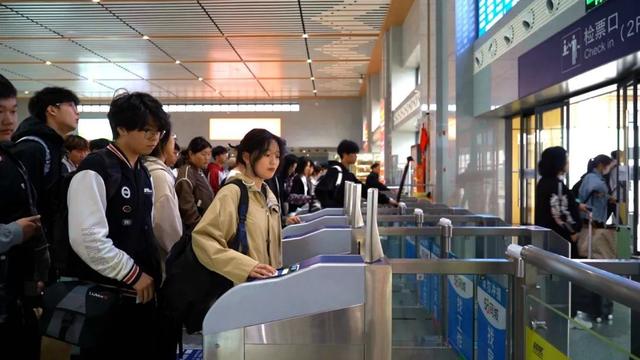 旅客在淮南南站检票进站（王神莹 摄）