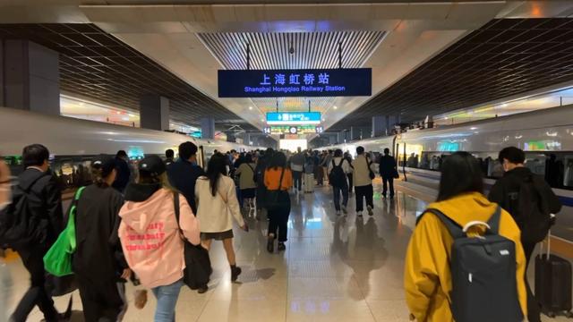 到达上海虹桥站的旅客在有序出站（蒋辰奇 摄）