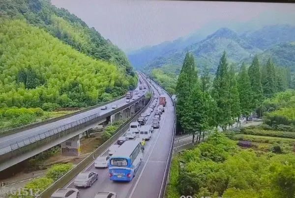 此时,往南的几条线路开始进入拥堵期:甬莞高速,甬台温高速,甬金高速