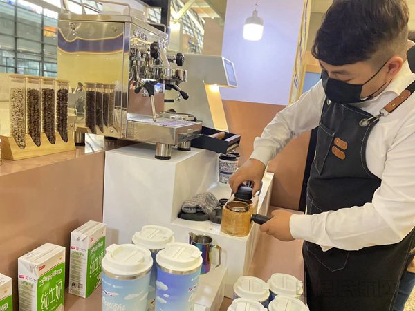 参加市集的店家为旅客制作咖啡（包璐影/摄）