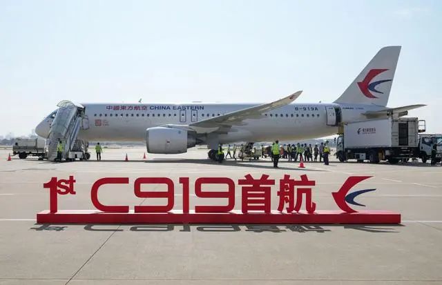 这是在上海虹桥机场停机坪拍摄的即将首航的C919飞机（2023年5月28日摄）。