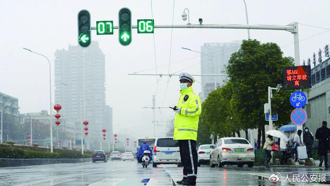 4月30日，湖北省武汉市公安局武昌区交通大队民警在武昌火车站附近路口执勤。孙逊摄
