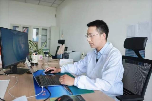5月1日，中国科学院合肥物质科学研究院研究员刘瑞在实验室内做实验。受访者供图