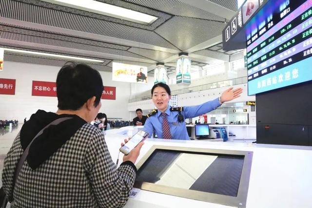 阜阳西站12306服务台工作人员为旅客提供咨询解答服务（张续亮 摄）