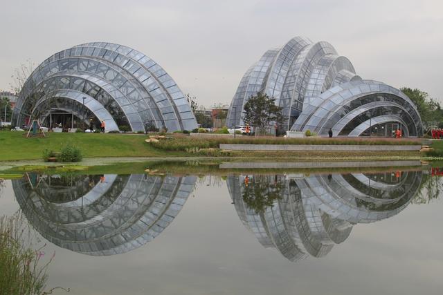 上海植物园内的两座冷凉型温室. 陈玺撼摄