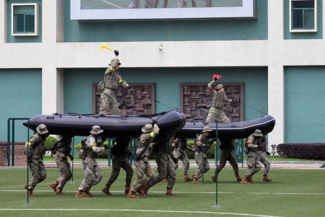 驻澳门部队举行第十八次军营开放活动