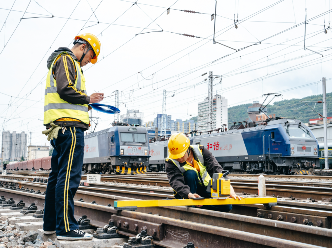 4月30日，工人对铁路供电设备进行检查、维修工作。刘一江摄（中经视觉）
