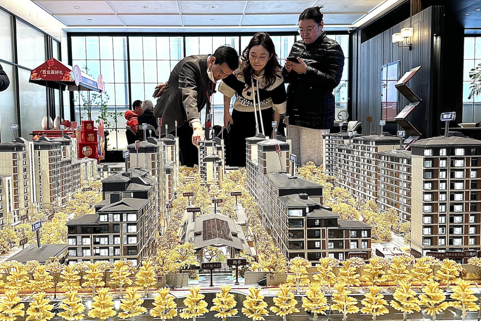 ▲2024年1月5日，北京，购房者在一售楼处了解楼盘信息。图据视觉中国
