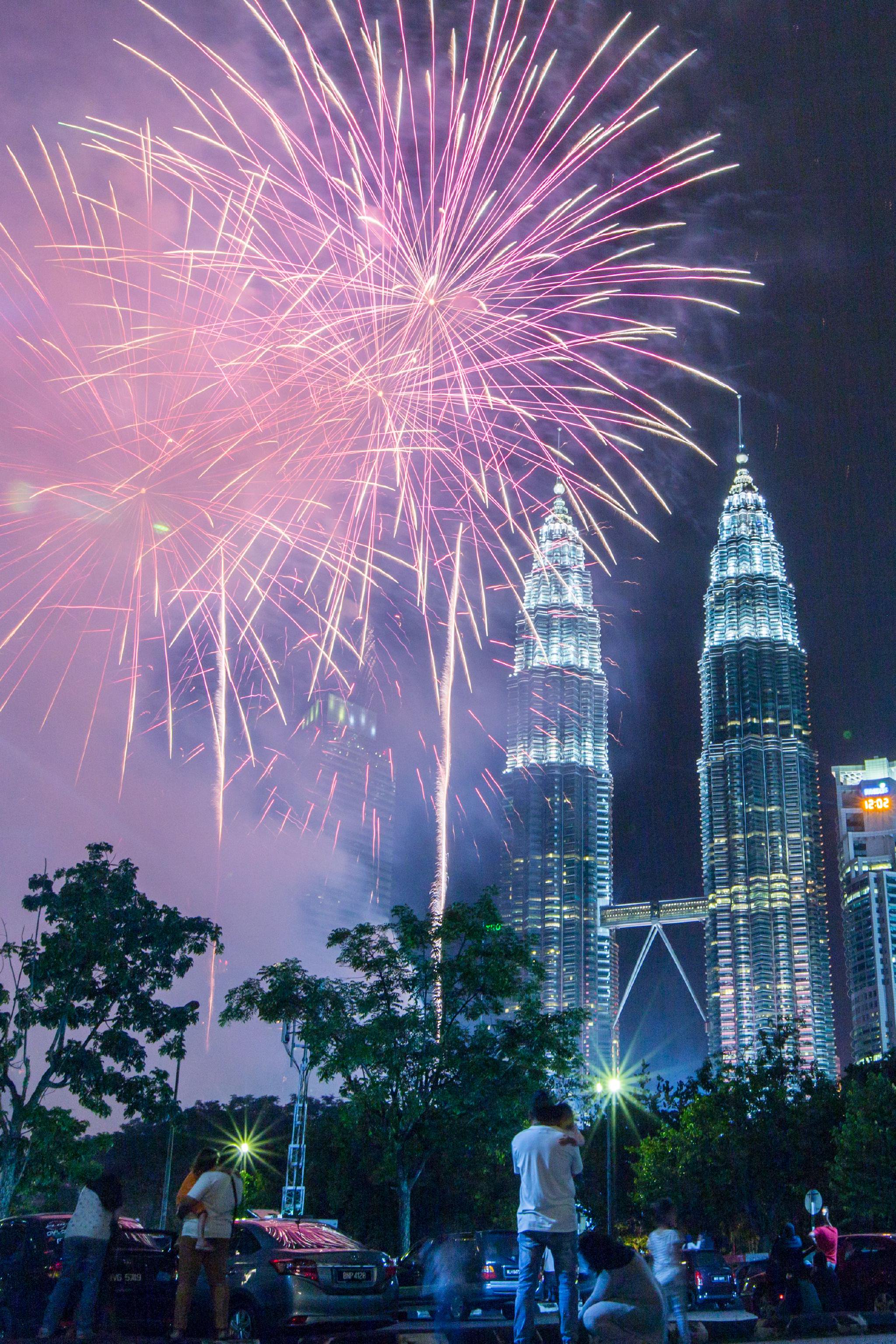 这是2019年1月1日在马来西亚吉隆坡拍摄的双子塔.新华社记者朱炜摄