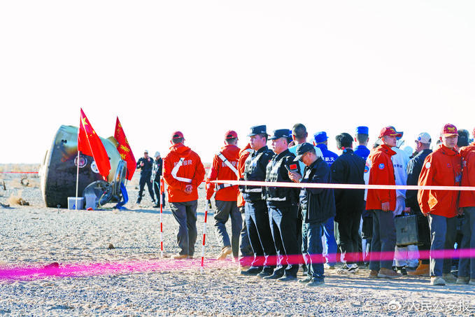 4月30日，阿拉善边境管理支队民警辅警执行外围安保任务。郭伟摄