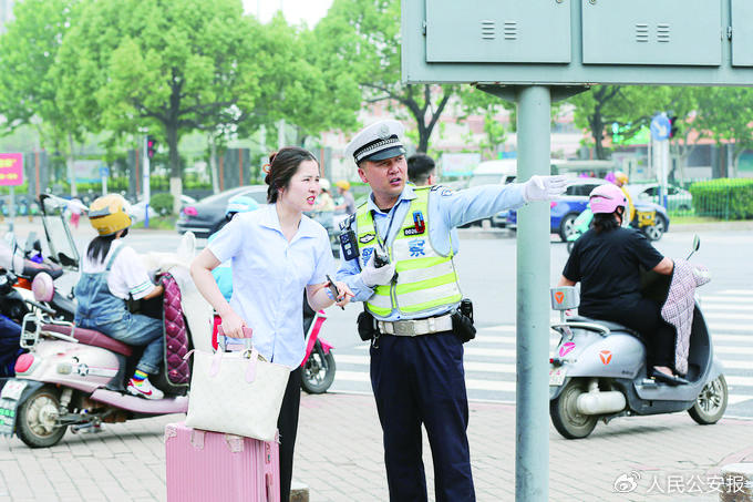 4月29日，安徽省合肥市公安局交通警察支队公路巡逻一大队民警为群众指路。汪宜胜摄