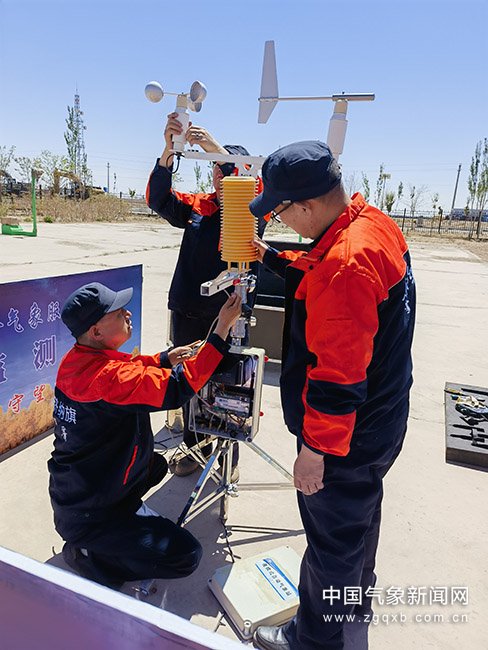 　4月30日，气象工作人员在东风着陆场现场指挥部架设便携式自动站。 蔡文军 摄影