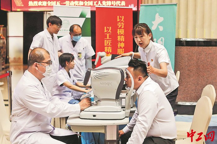 4月27日，中国职工之家，刚刚抵达驻地的代表们进行免费的眼睛检测。